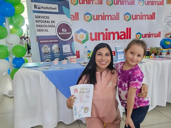 Centro Estético Dental compartiendo con la comunidad en una feria de salud dental