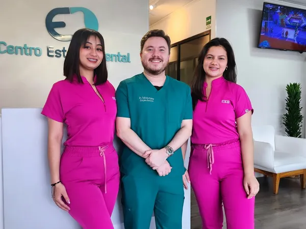 Equipo de Centro Estético Dental en la recepción de la clínica