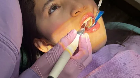 Paciente recibiendo una limpieza dental profesional